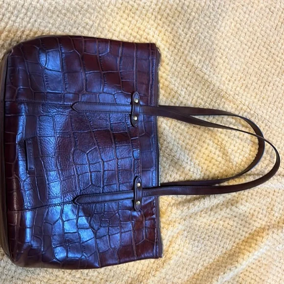 Elegant Croc-Embossed Leather Shoulder Bag in Deep Brown - Picture 1 of 5